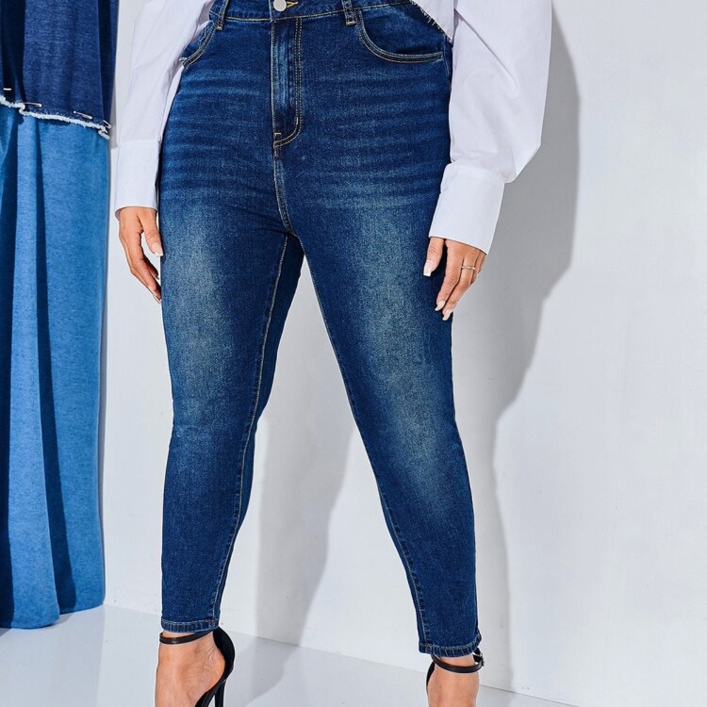 BRAND NEW! Distressed denim skinny jeans